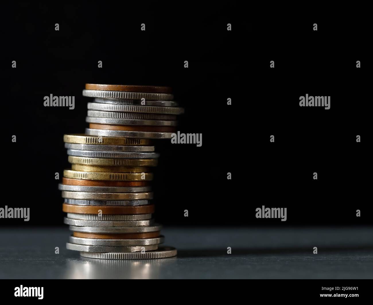 Il denaro, in questo caso un gruppo di monete impilate, mostra una situazione economica stabile. Foto Stock