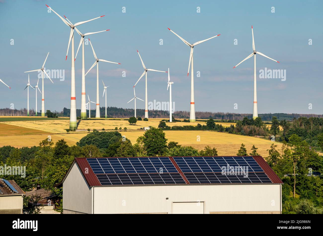 Wind farm vicino alla città della Westfalia orientale di Energiestadt Lichtenau, azienda agricola con impianto fotovoltaico, oltre 80 turbine eoliche su questa collina Foto Stock