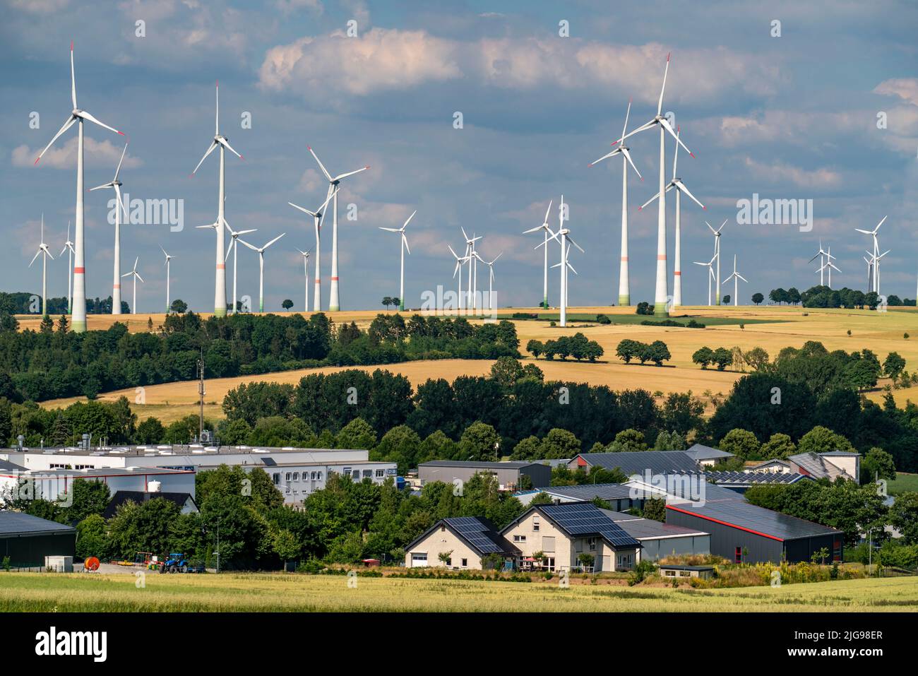 Wind farm vicino alla città della Westfalia orientale di Energiestadt Lichtenau, molte case e aziende con impianti fotovoltaici sui tetti, più di 80 vincere Foto Stock