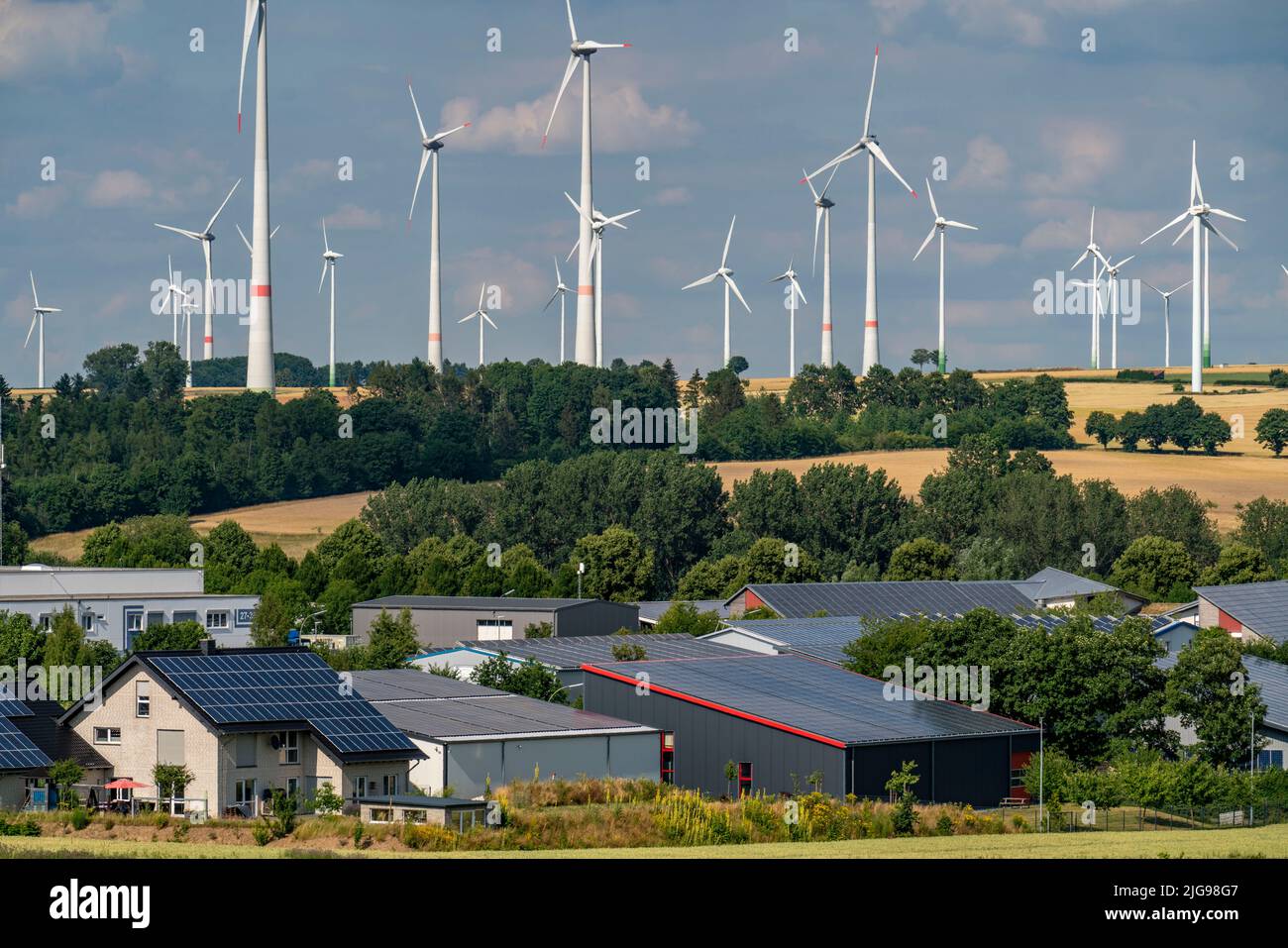 Wind farm vicino alla città della Westfalia orientale di Energiestadt Lichtenau, molte case e aziende con impianti fotovoltaici sui tetti, più di 80 vincere Foto Stock
