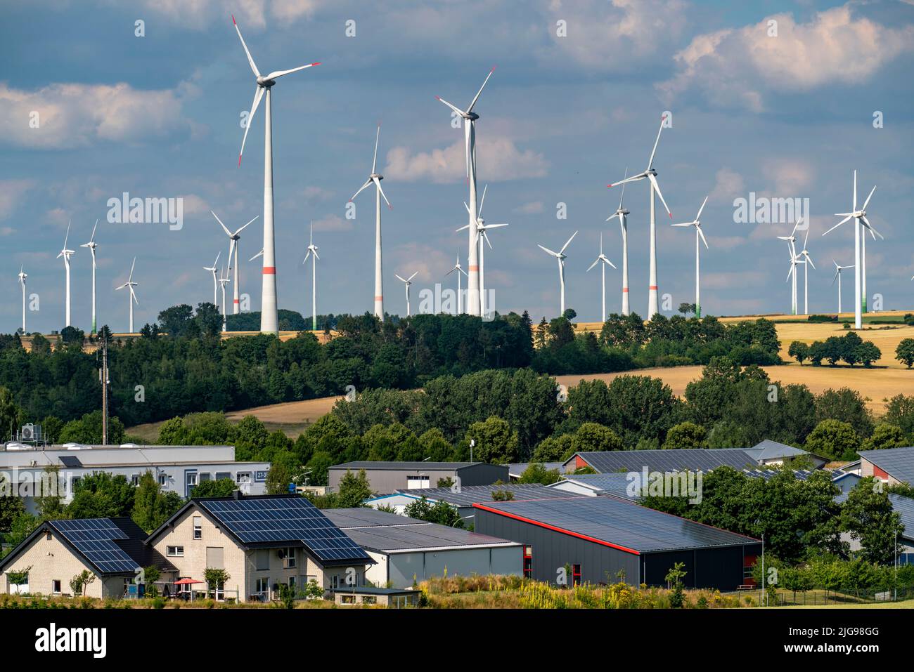 Wind farm vicino alla città della Westfalia orientale di Energiestadt Lichtenau, molte case e aziende con impianti fotovoltaici sui tetti, più di 80 vincere Foto Stock