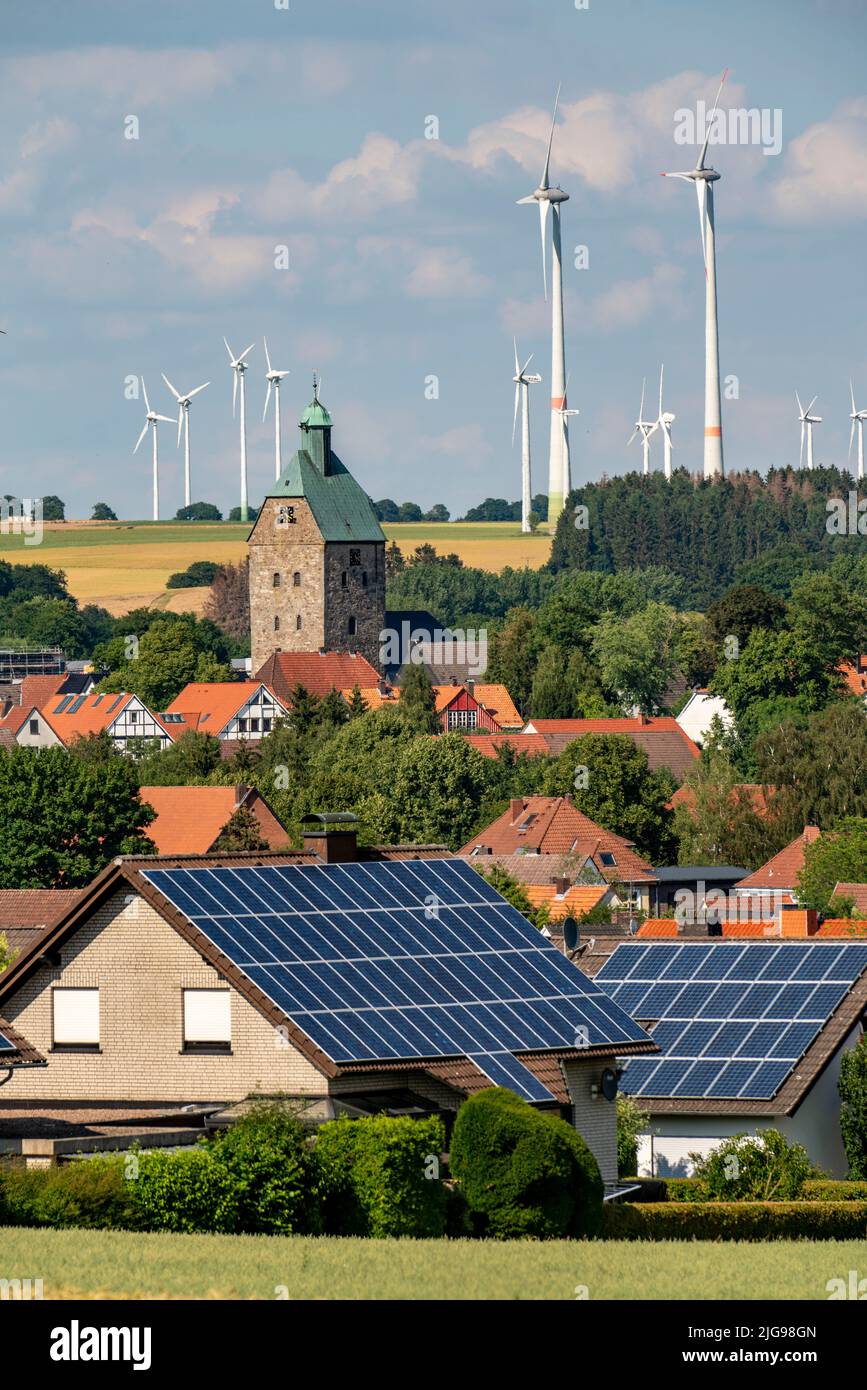 Wind farm vicino alla città della Westfalia orientale di Energiestadt Lichtenau, molte case e aziende con impianti fotovoltaici sui tetti, più di 80 vincere Foto Stock