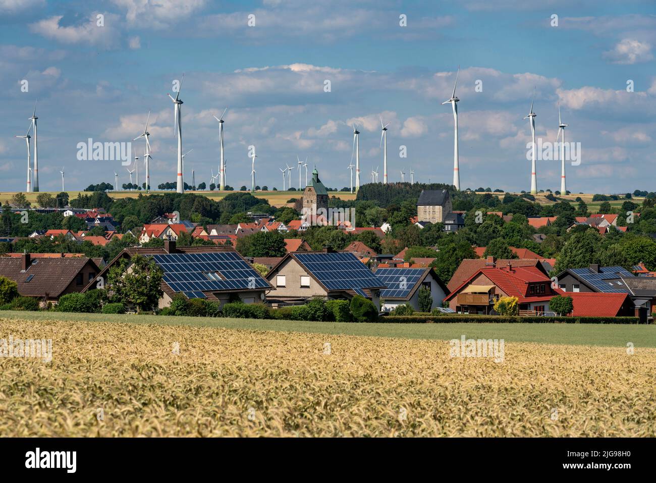 Wind farm vicino alla città della Westfalia orientale di Energiestadt Lichtenau, molte case e aziende con impianti fotovoltaici sui tetti, più di 80 vincere Foto Stock
