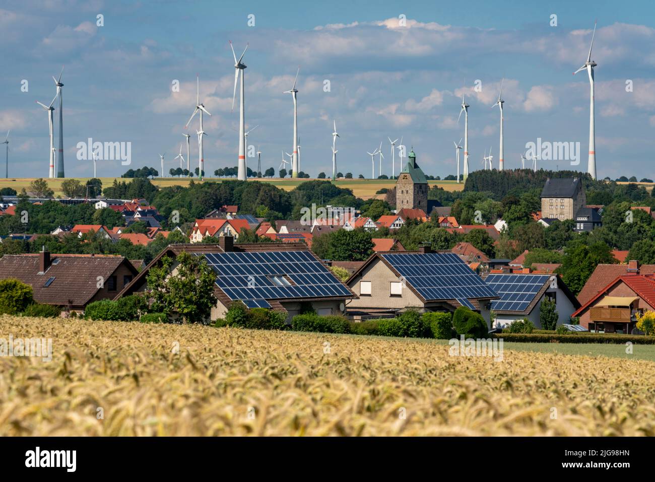 Wind farm vicino alla città della Westfalia orientale di Energiestadt Lichtenau, molte case e aziende con impianti fotovoltaici sui tetti, più di 80 vincere Foto Stock