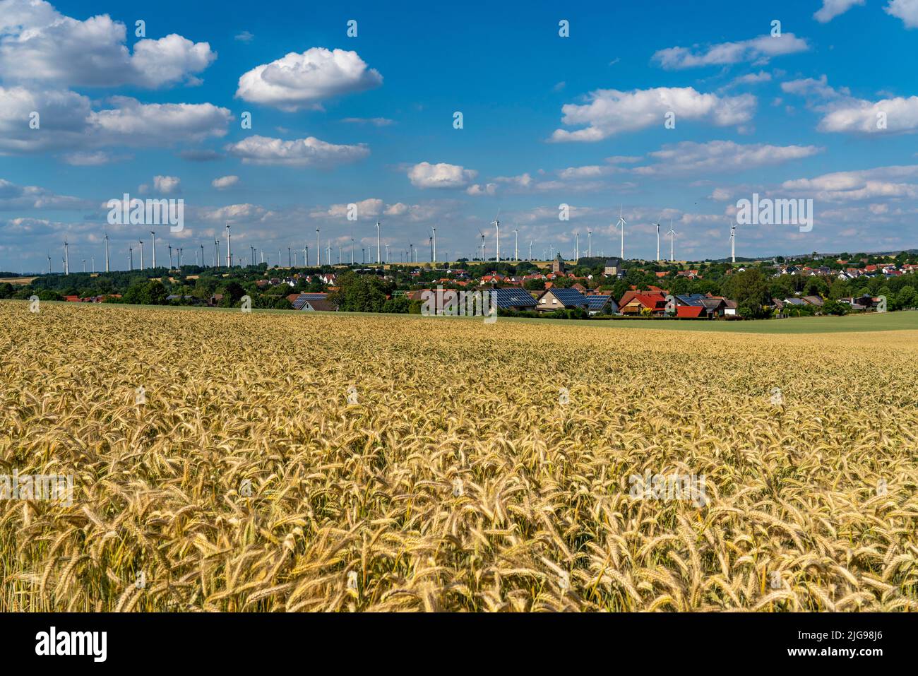 Wind farm vicino alla città della Westfalia orientale di Energiestadt Lichtenau, molte case e aziende con impianti fotovoltaici sui tetti, più di 80 vincere Foto Stock