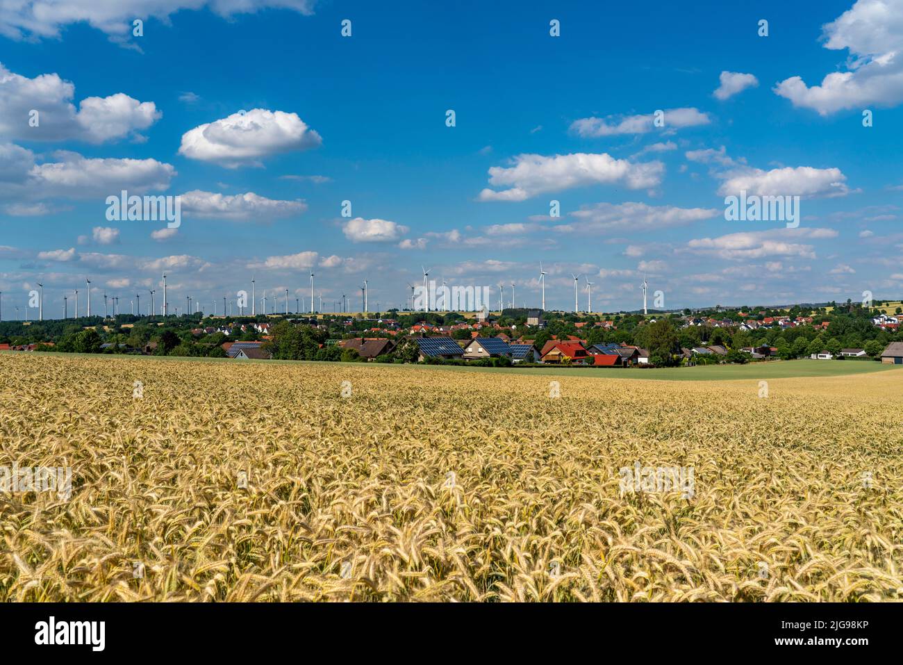 Wind farm vicino alla città della Westfalia orientale di Energiestadt Lichtenau, molte case e aziende con impianti fotovoltaici sui tetti, più di 80 vincere Foto Stock