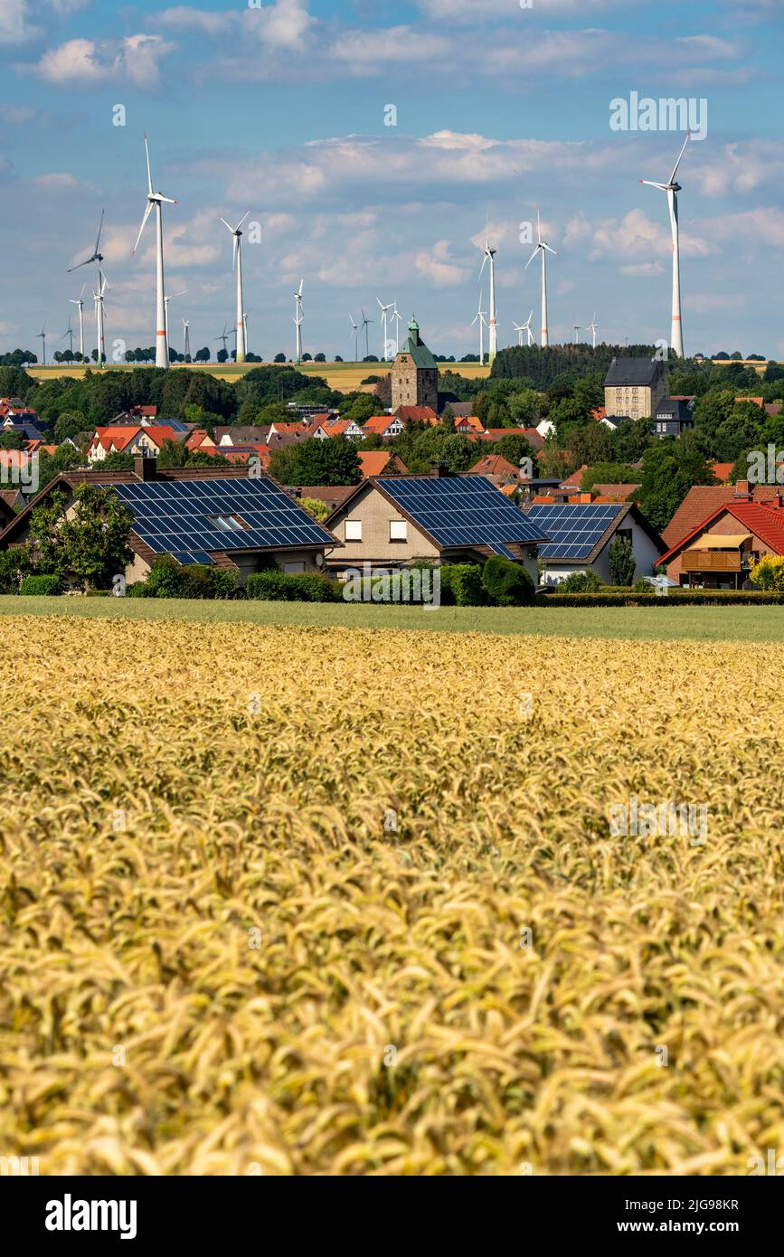 Wind farm vicino alla città della Westfalia orientale di Energiestadt Lichtenau, molte case e aziende con impianti fotovoltaici sui tetti, più di 80 vincere Foto Stock