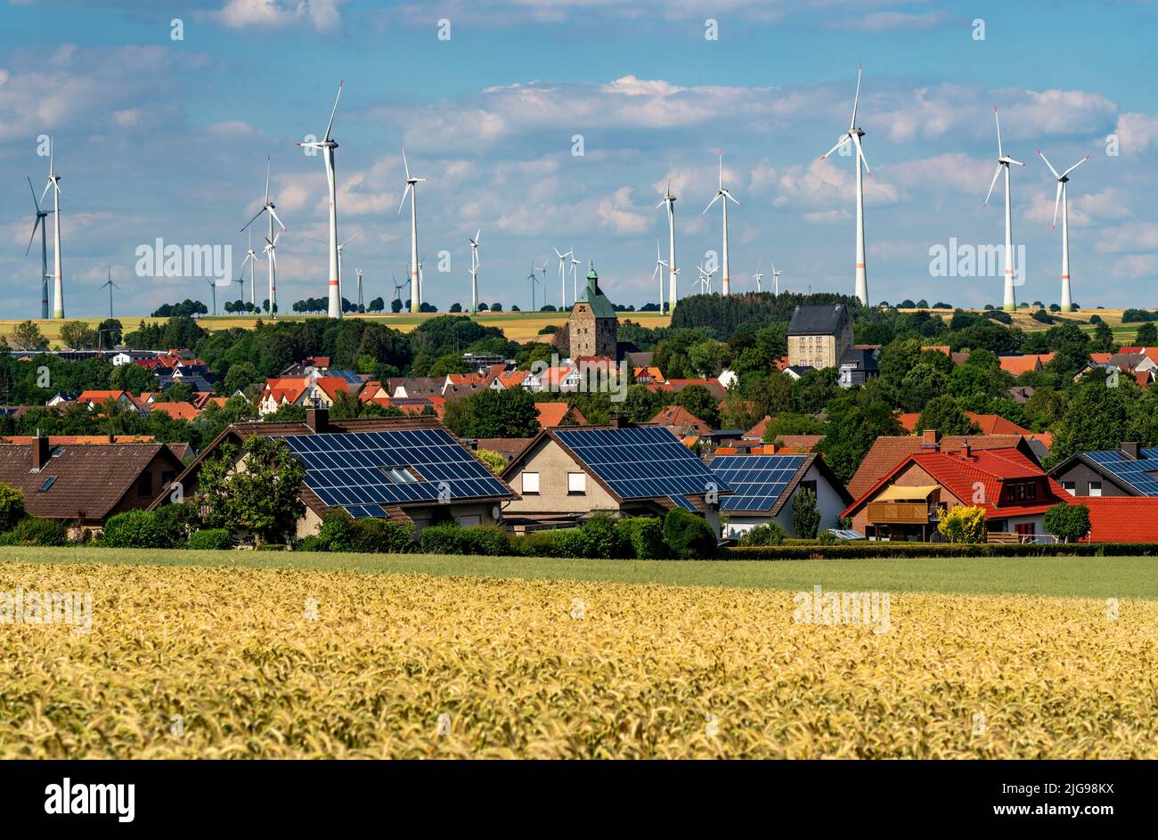 Wind farm vicino alla città della Westfalia orientale di Energiestadt Lichtenau, molte case e aziende con impianti fotovoltaici sui tetti, più di 80 vincere Foto Stock