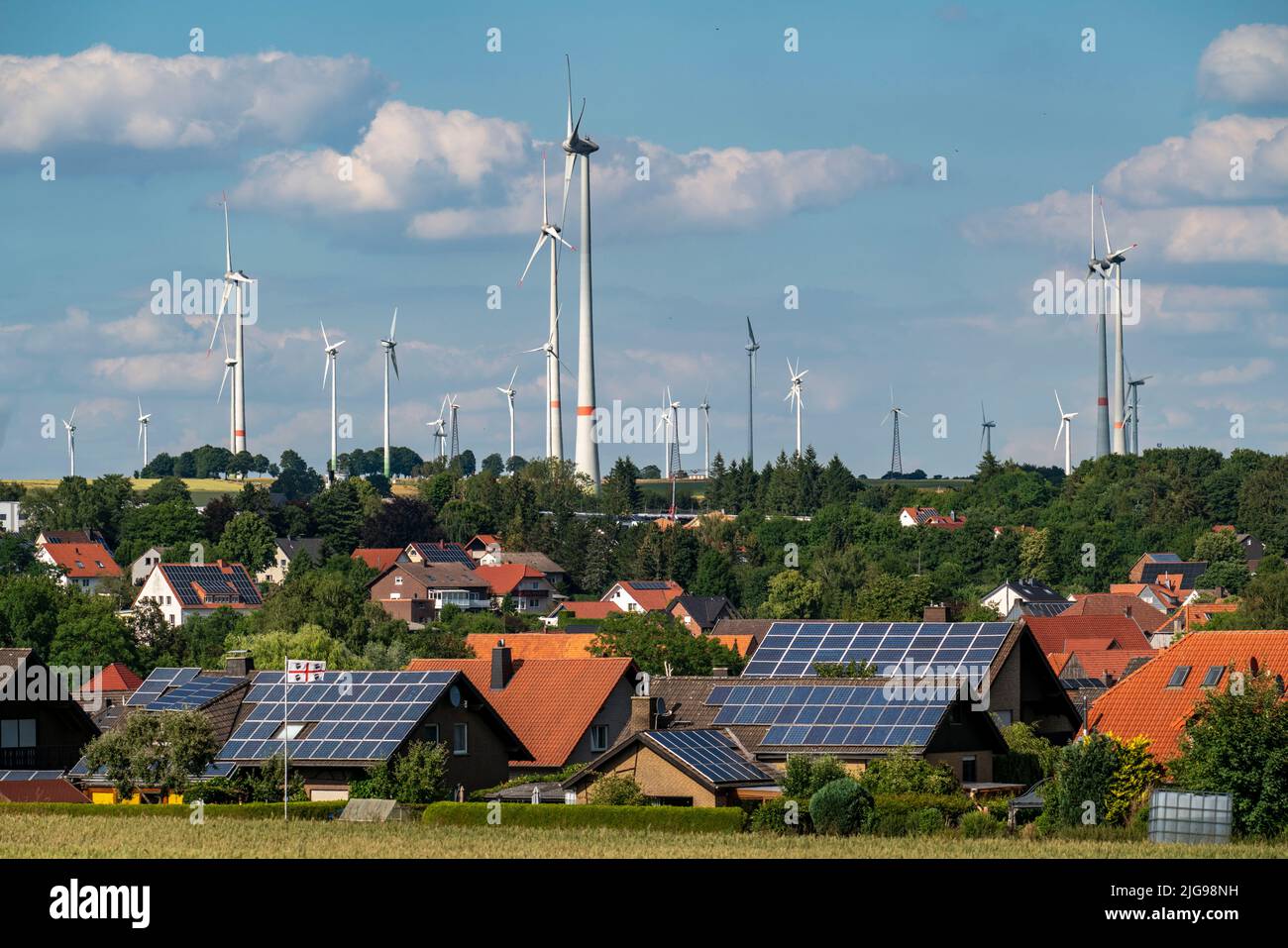 Wind farm vicino alla città della Westfalia orientale di Energiestadt Lichtenau, molte case e aziende con impianti fotovoltaici sui tetti, più di 80 vincere Foto Stock
