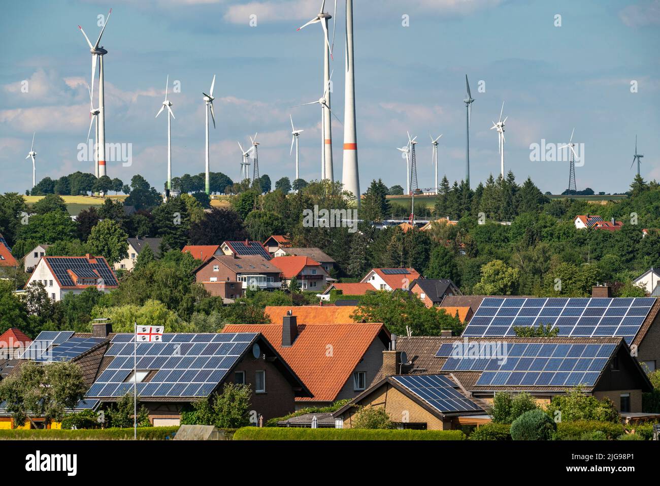 Wind farm vicino alla città della Westfalia orientale di Energiestadt Lichtenau, molte case e aziende con impianti fotovoltaici sui tetti, più di 80 vincere Foto Stock
