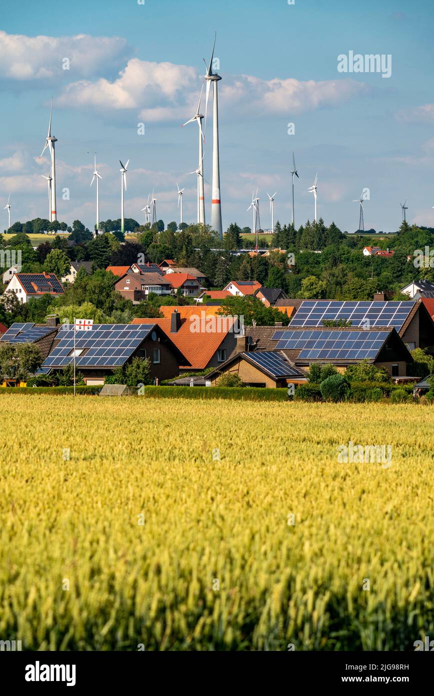 Wind farm vicino alla città della Westfalia orientale di Energiestadt Lichtenau, molte case e aziende con impianti fotovoltaici sui tetti, più di 80 vincere Foto Stock