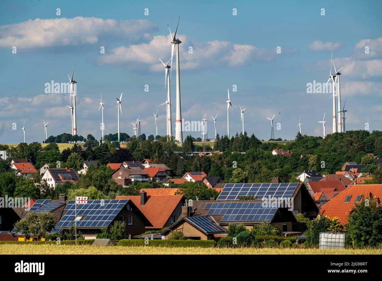 Wind farm vicino alla città della Westfalia orientale di Energiestadt Lichtenau, molte case e aziende con impianti fotovoltaici sui tetti, più di 80 vincere Foto Stock
