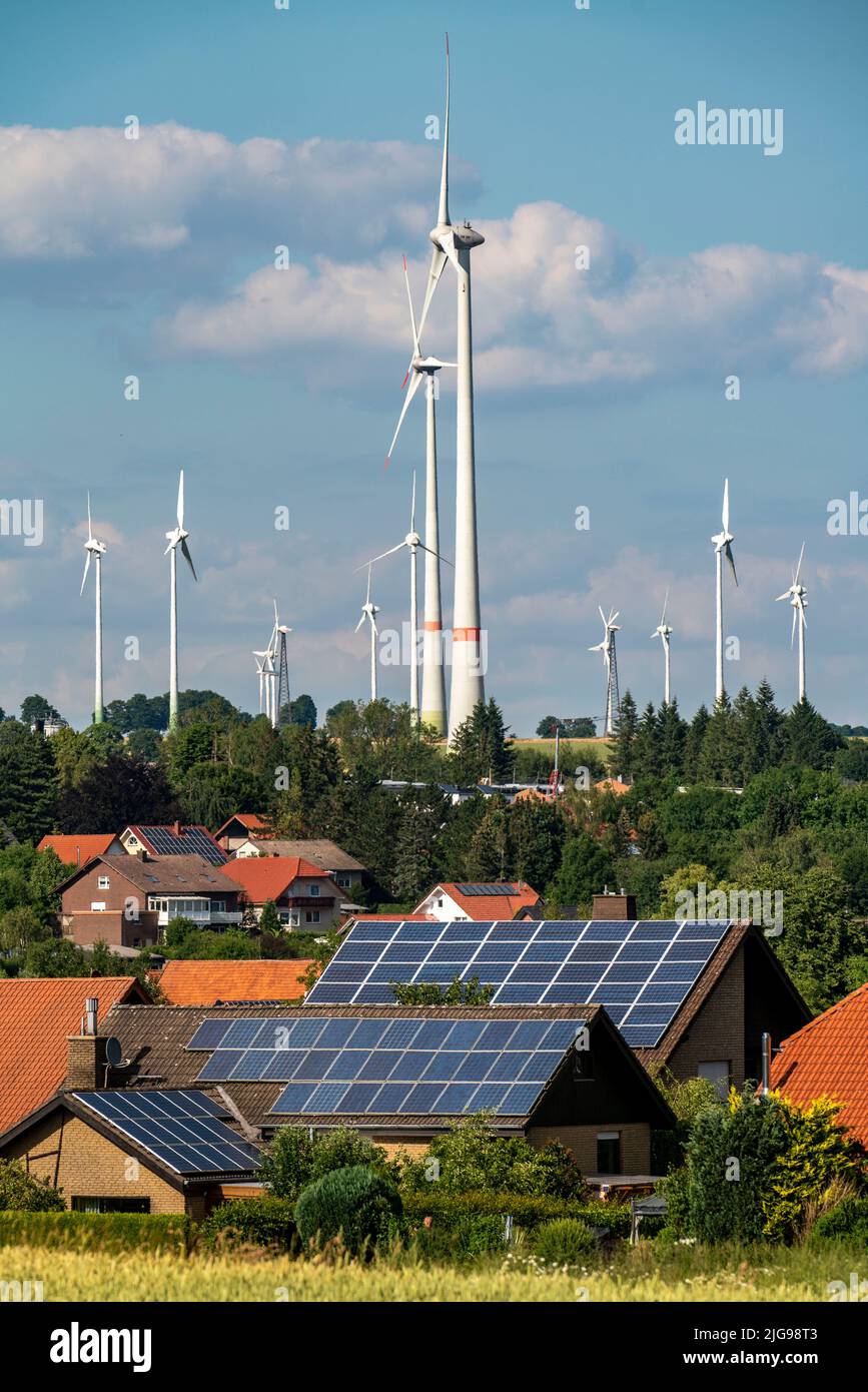 Wind farm vicino alla città della Westfalia orientale di Energiestadt Lichtenau, molte case e aziende con impianti fotovoltaici sui tetti, più di 80 vincere Foto Stock