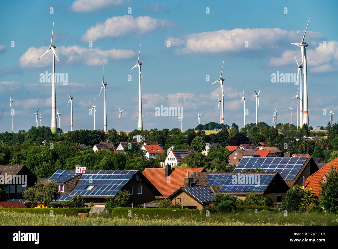 Wind farm vicino alla città della Westfalia orientale di Energiestadt Lichtenau, molte case e aziende con impianti fotovoltaici sui tetti, più di 80 vincere Foto Stock