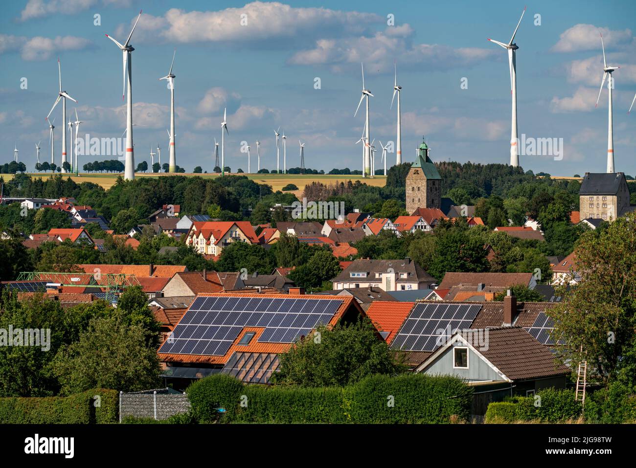 Wind farm vicino alla città della Westfalia orientale di Energiestadt Lichtenau, molte case e aziende con impianti fotovoltaici sui tetti, più di 80 vincere Foto Stock