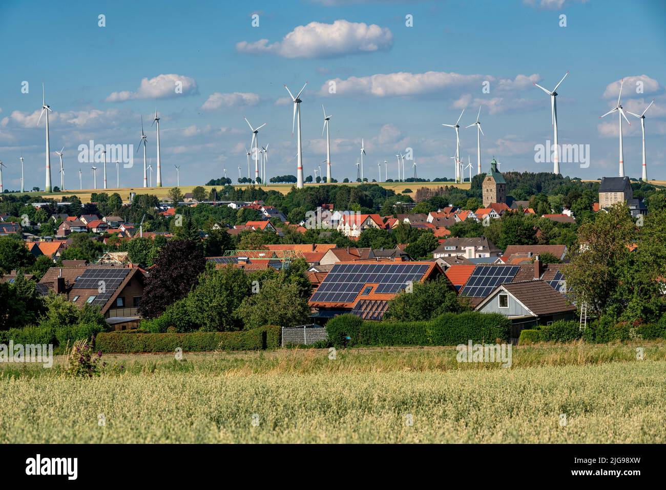 Wind farm vicino alla città della Westfalia orientale di Energiestadt Lichtenau, molte case e aziende con impianti fotovoltaici sui tetti, più di 80 vincere Foto Stock