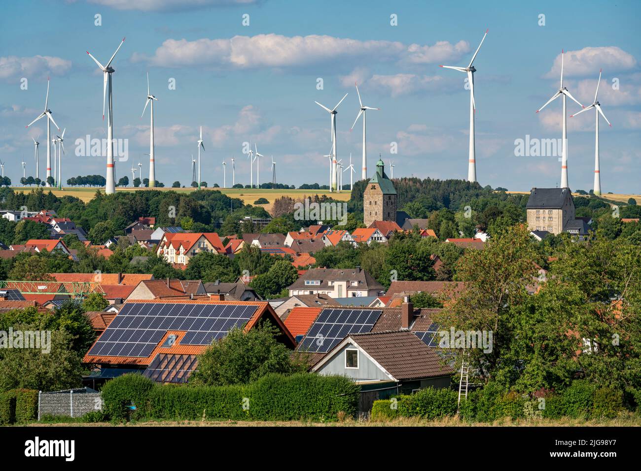 Wind farm vicino alla città della Westfalia orientale di Energiestadt Lichtenau, molte case e aziende con impianti fotovoltaici sui tetti, più di 80 vincere Foto Stock