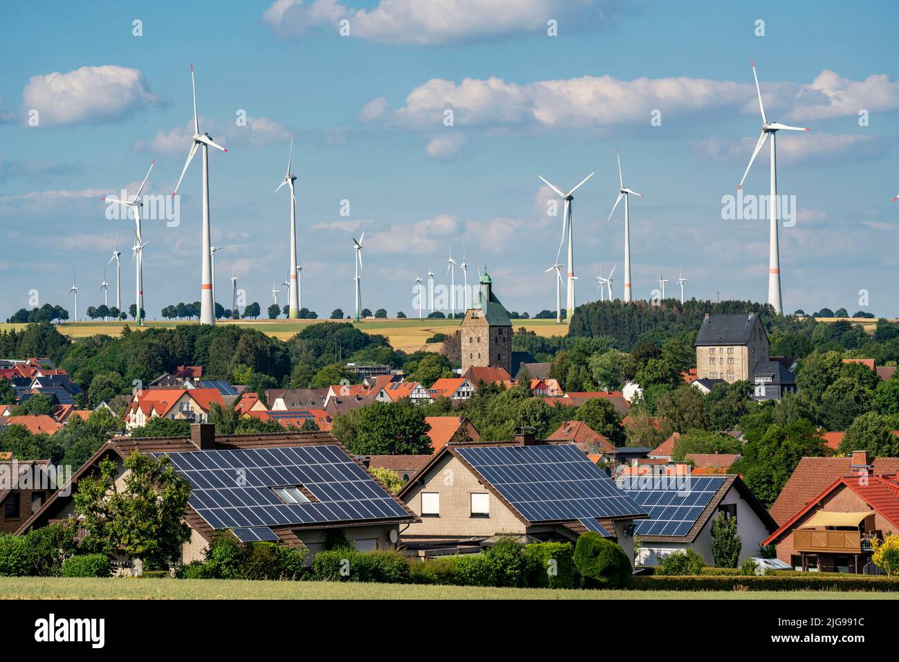 Wind farm vicino alla città della Westfalia orientale di Energiestadt Lichtenau, molte case e aziende con impianti fotovoltaici sui tetti, più di 80 vincere Foto Stock