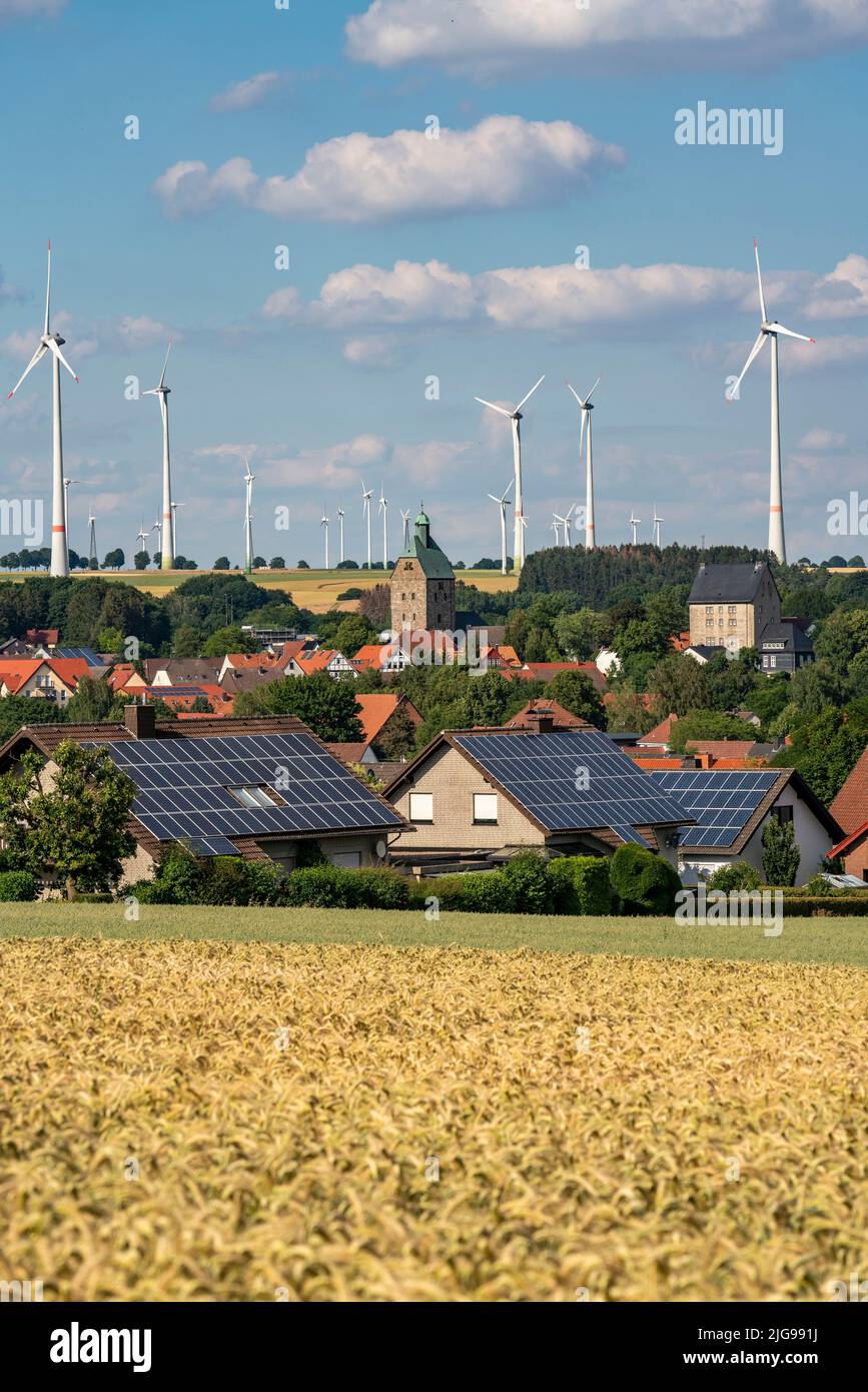 Wind farm vicino alla città della Westfalia orientale di Energiestadt Lichtenau, molte case e aziende con impianti fotovoltaici sui tetti, più di 80 vincere Foto Stock