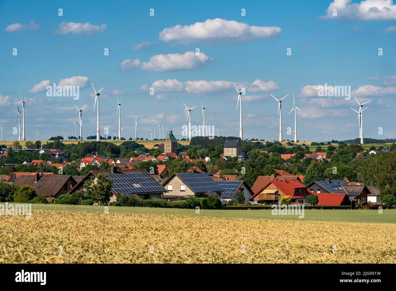 Wind farm vicino alla città della Westfalia orientale di Energiestadt Lichtenau, molte case e aziende con impianti fotovoltaici sui tetti, più di 80 vincere Foto Stock