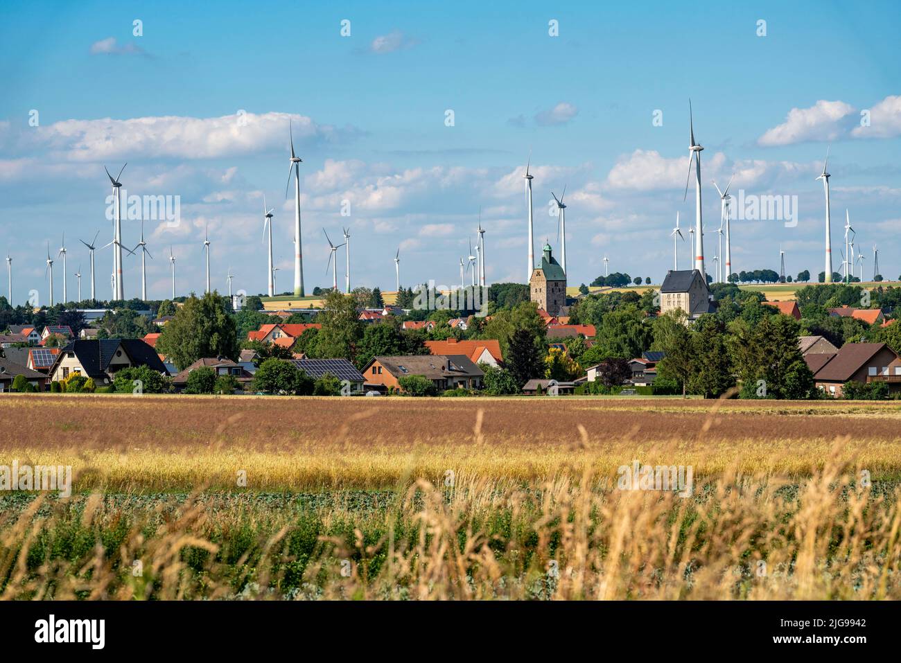 Wind farm vicino alla città della Westfalia orientale di Energiestadt Lichtenau, molte case e aziende con impianti fotovoltaici sui tetti, più di 80 vincere Foto Stock