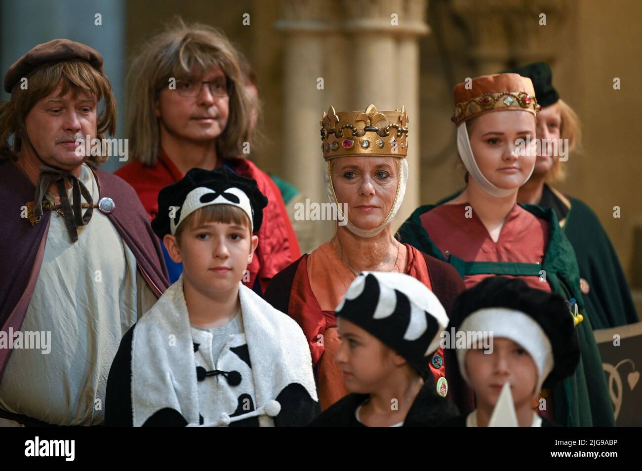 Naumburg, Germania. 08th luglio 2022. Jacqueline Girbig come Uta von Ballenstedt, una delle figure medievali donatrici della Cattedrale di Naumburg. I bambini, i giovani e le donne con il nome Uta sono venuti all'incontro di Uta a Naumburg. Con l'ormai ottavo incontro, Uta von Ballenstedt, la famosa figura donatrice della Cattedrale di San Pietro e Paolo, patrimonio dell'umanità dell'UNESCO, viene commemorata. Credit: Heiko Rebsch/dpa/Alamy Live News Foto Stock