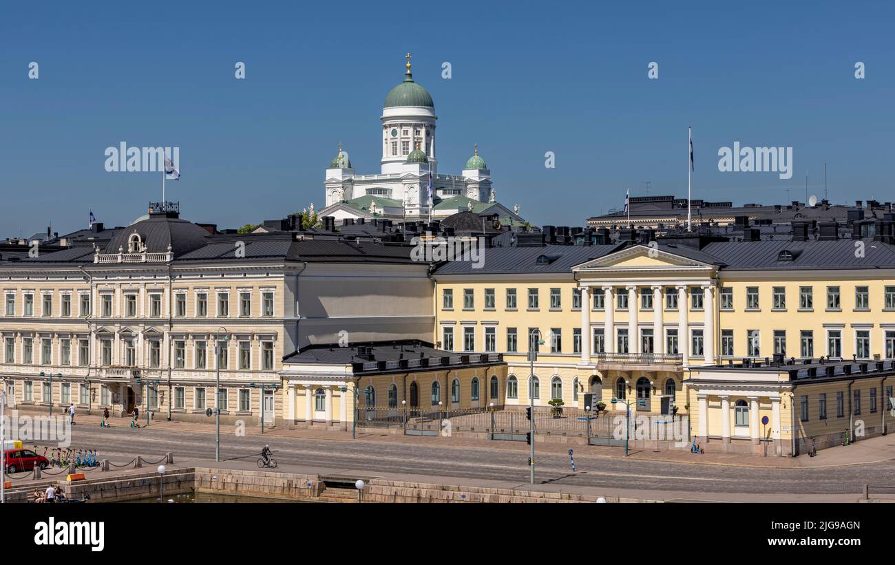 Cattedrale di Helsinki che si alza sopra lo skyline della città in una luminosa giornata estiva Foto Stock