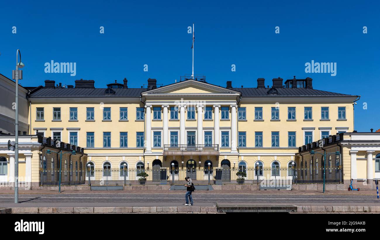 Bandiera finlandese che sorvola il palazzo del presidente a Helsinki nel solstizio di metà estate Foto Stock