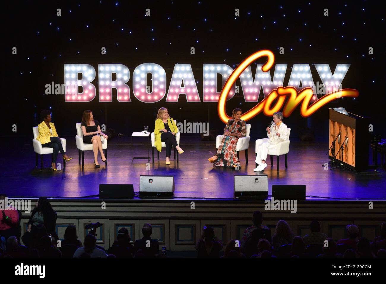 LaChanze, Donna Murphy, Hillary Clinton, Vanessa Williams e Julie White partecipano al 'Here's to the Ladies Panel: Hillary Rodham Clinton' a BroadwayC Foto Stock