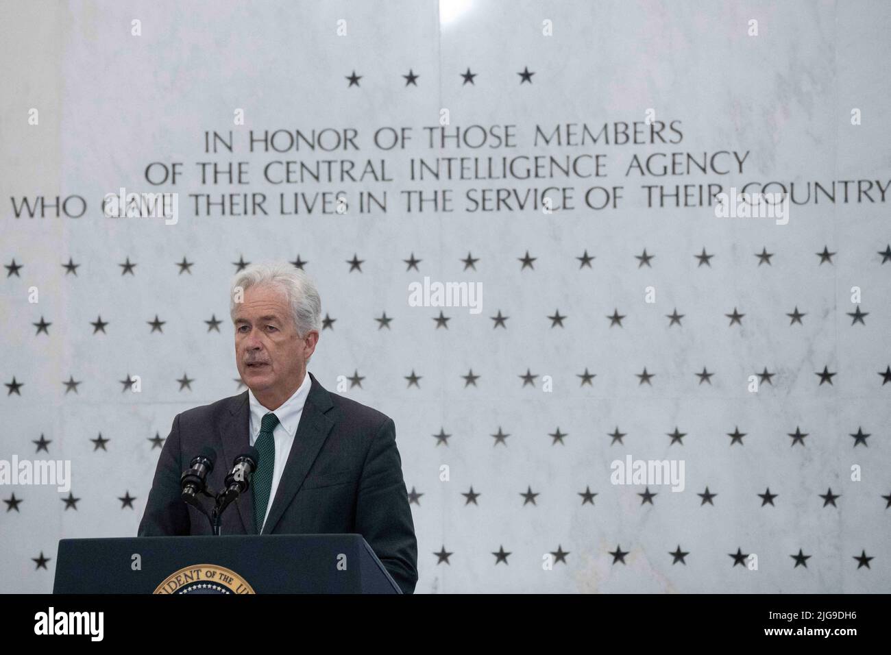 Il direttore della Central Intelligence Agency William J. Burns introduce il presidente degli Stati Uniti Joe Biden a fare osservazioni presso la sede centrale della CIA a Langley, VA, commemorando il lavoro dell’Agenzia, 75 anni dalla sua fondazione; 8 luglio 2022. Foto di Chris Kleponis/ABACAPRESS.COM Foto Stock