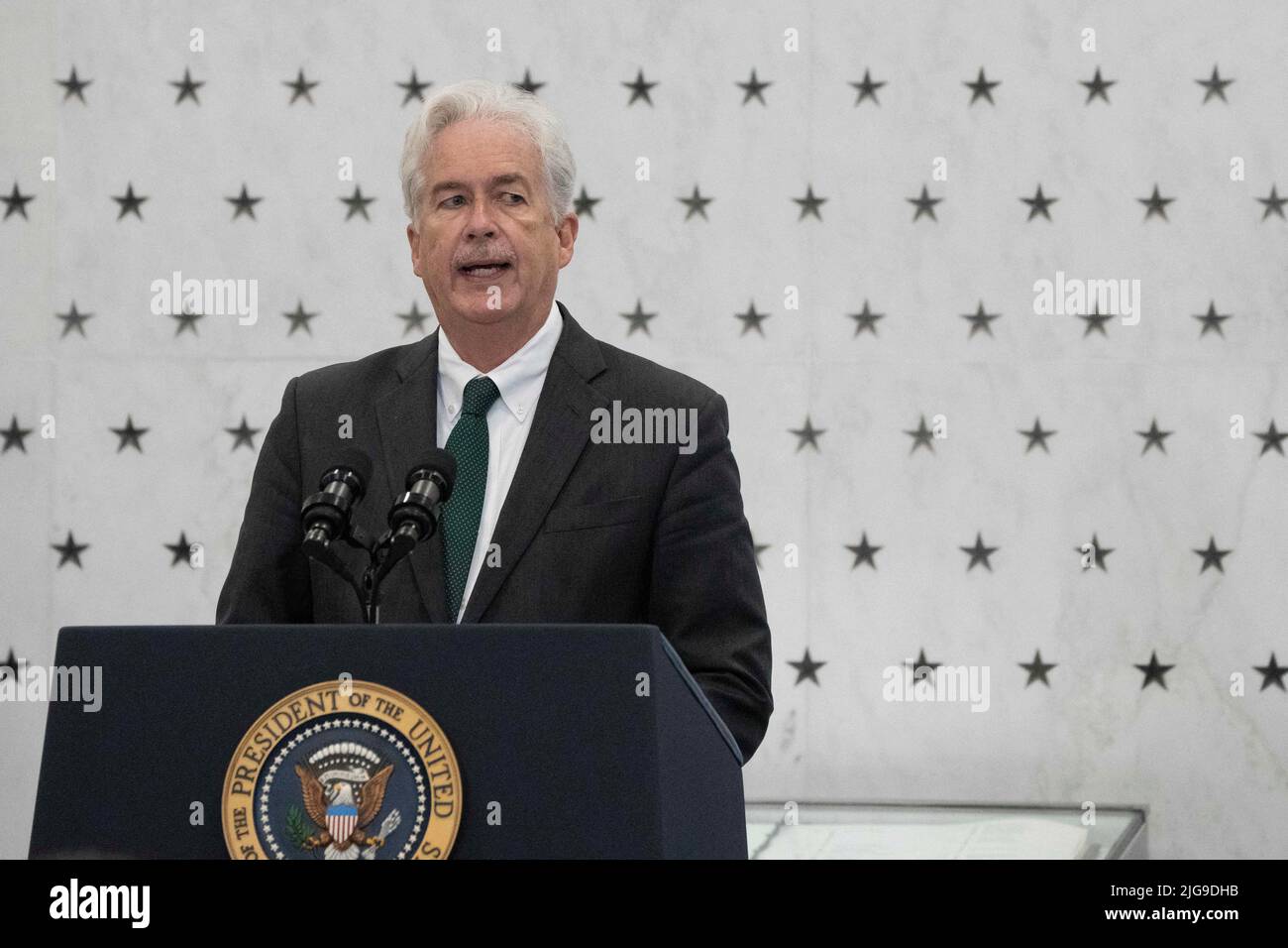 Il direttore della Central Intelligence Agency William J. Burns introduce il presidente degli Stati Uniti Joe Biden a fare osservazioni presso la sede centrale della CIA a Langley, VA, commemorando il lavoro dell’Agenzia, 75 anni dalla sua fondazione; 8 luglio 2022. Foto di Chris Kleponis/ABACAPRESS.COM Foto Stock
