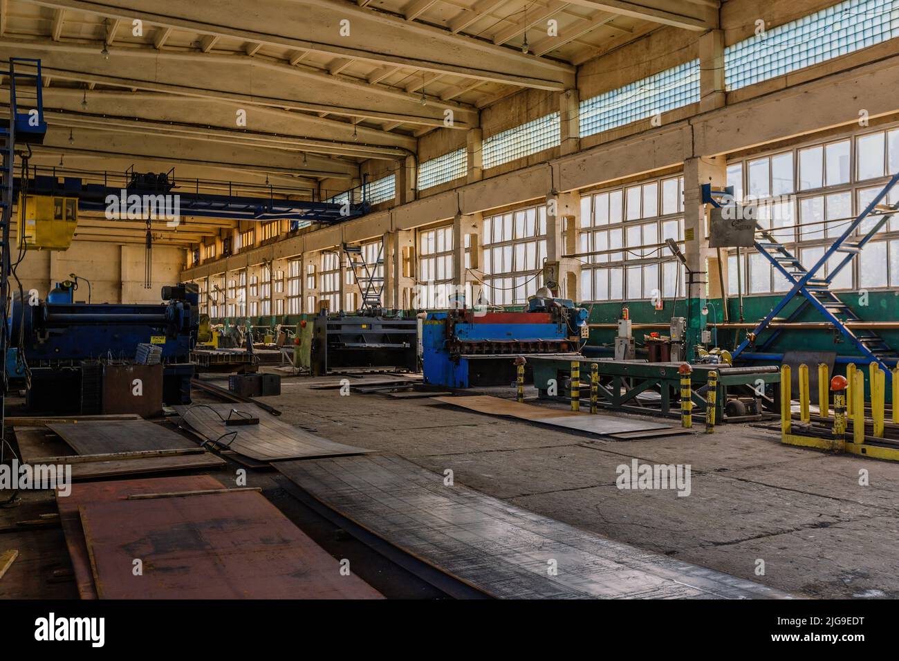 Linea di produzione di stabilimenti di lavorazione dei metalli. Produzione di parti metalliche. Foto Stock