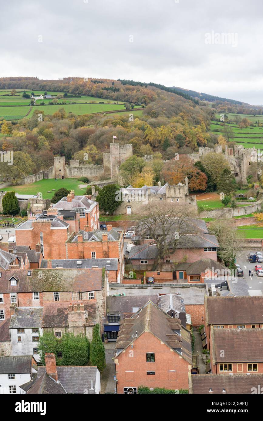 Viste urbane della città di Ledbury in Inghilterra sui confini gallesi in autunno. Foto Stock