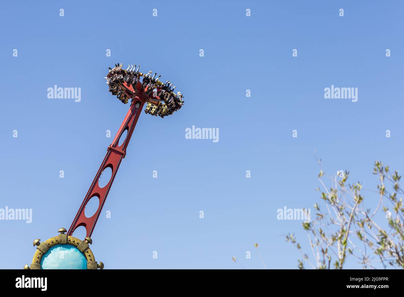 Russia, Sochi 14.05.2022. Ruota attorno attrazione estrema con persone contro il cielo blu nel parco divertimenti. Attrazione macchina a movimento continuo Foto Stock