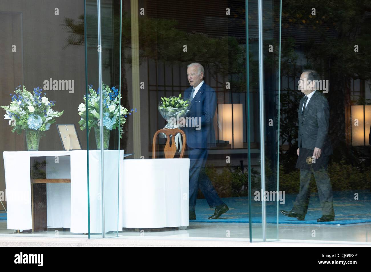 Il presidente degli Stati Uniti Joe Biden arriva a firmare un libro di condoglianze in onore del defunto ex primo ministro giapponese Shinzo Abe presso l'Ambasciata del Giappone a Washington, DC; 8 luglio 2022. Credit: Chris Kleponis/Pool via CNP /MediaPunch Foto Stock