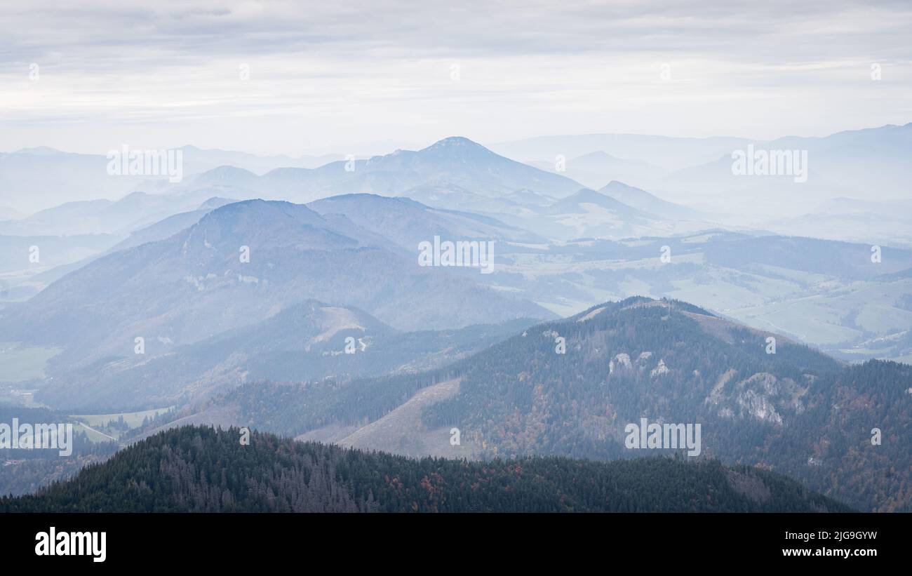 Paesaggio autunnale con foreste e montagne che spariscono nella nebbia, Slovacchia, Europa Foto Stock