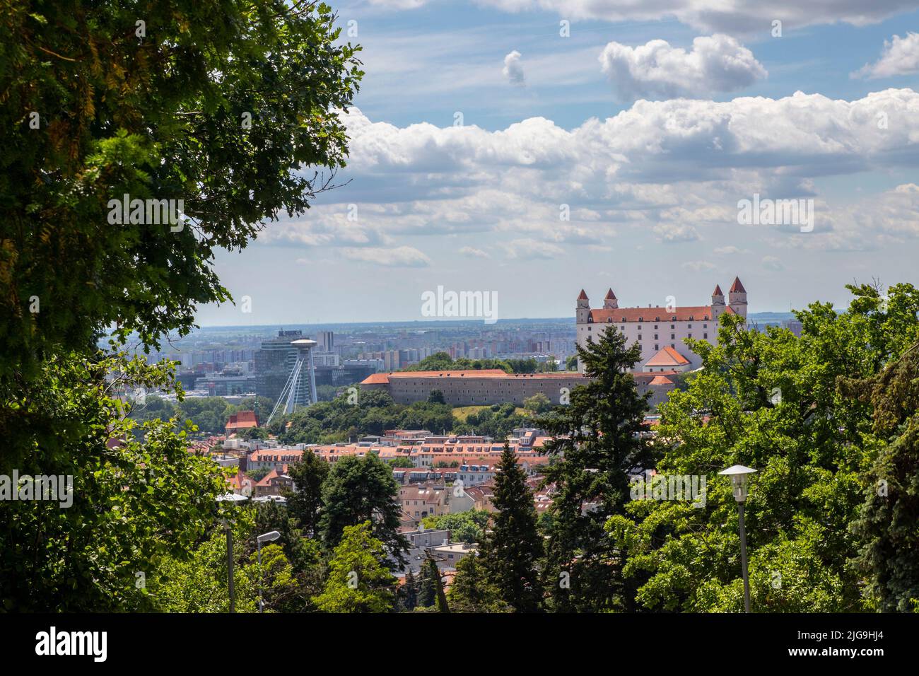 Bratislava, la capitale della Slovacchia, è situata lungo il Danubio al confine con Austria e Ungheria Foto Stock