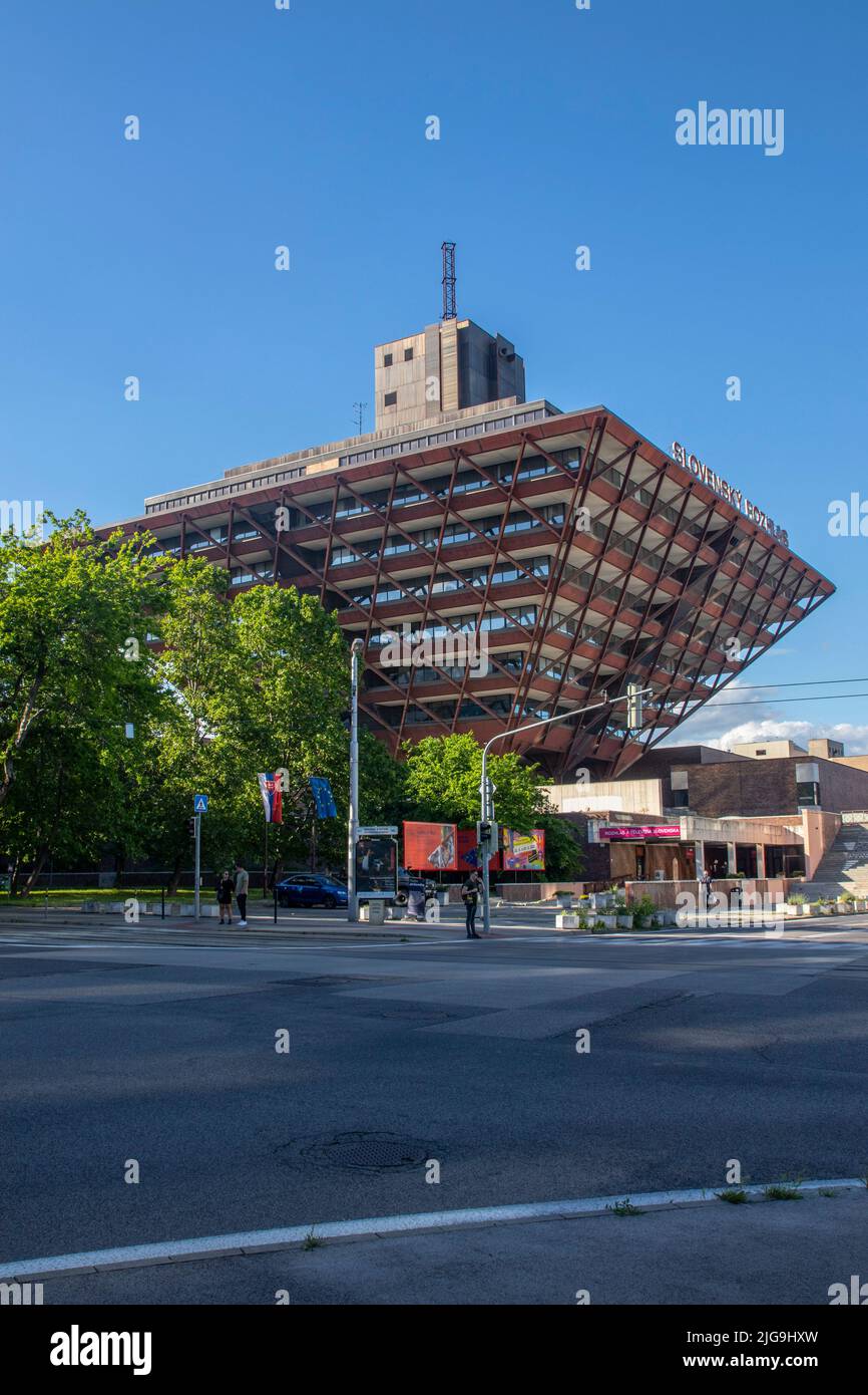 L'edificio della radio slovacca si trova a Bratislava. Ha la forma di una piramide rovesciata. Foto Stock