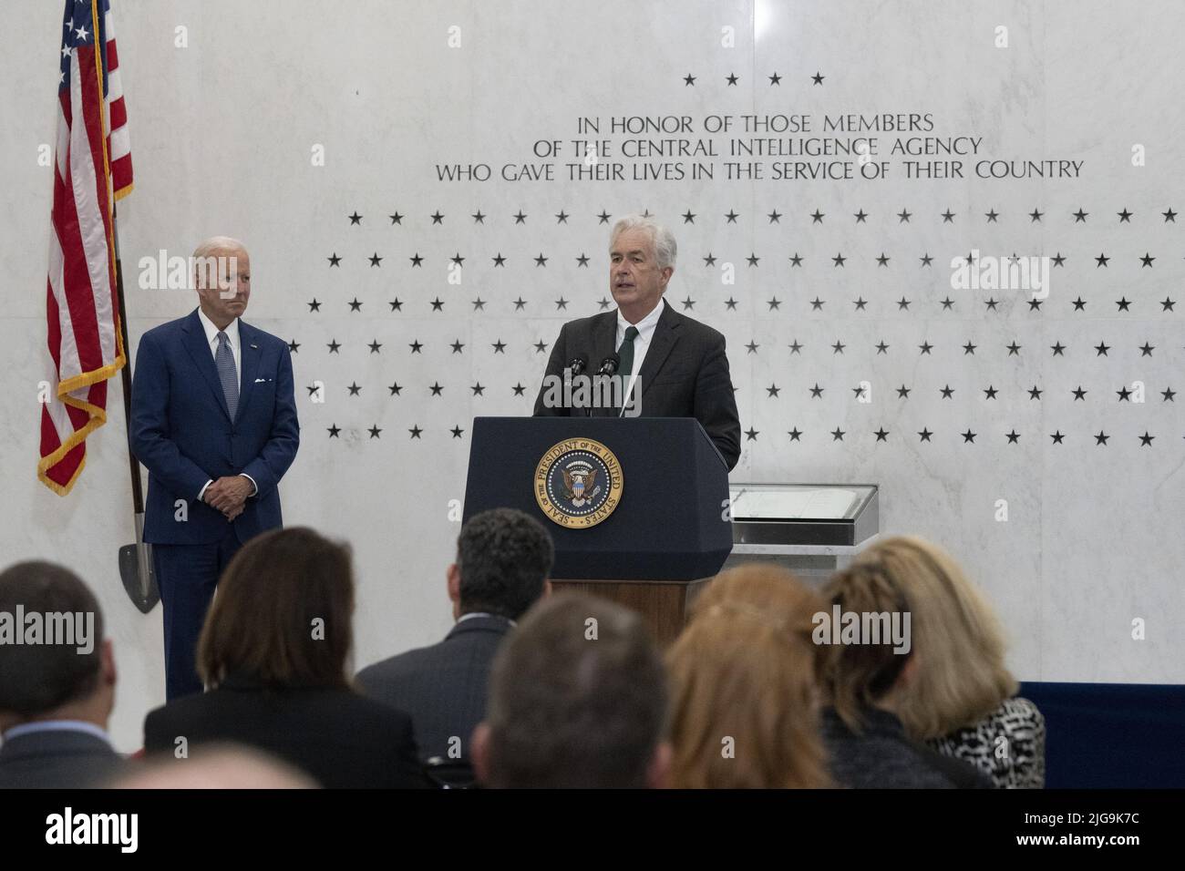 Washington, Stati Uniti. 08th luglio 2022. Il direttore dell'Agenzia di intelligenza centrale William J. Burns introduce il presidente degli Stati Uniti Joe Biden a fare osservazioni alla sede centrale della CIA a Langley, VA, commemorando il lavoro dell'Agenzia, 75 anni dalla sua fondazione, venerdì 8 luglio 2022. Foto di Chris Kleponis/UPI Credit: UPI/Alamy Live News Foto Stock