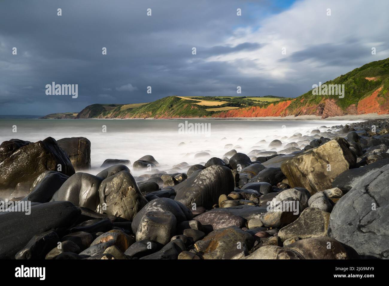 Rocce e mare a Peppercombe Beach, Devon, Inghilterra Foto Stock