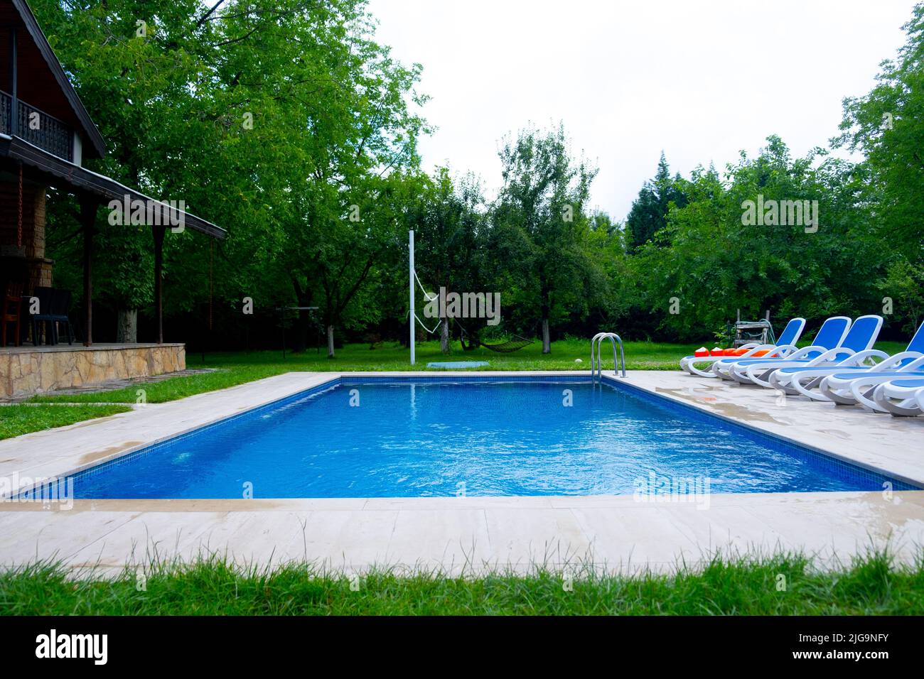 Il concetto di ​​having una piacevole vacanza grazie al giardino con la piscina e al giardino con la piscina nella casa indipendente Foto Stock