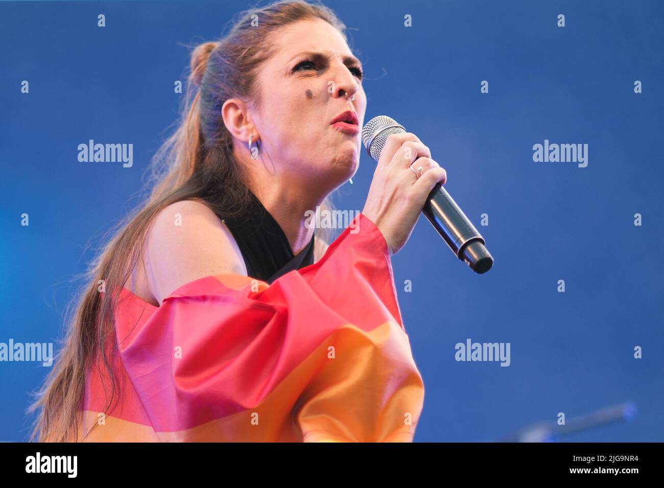 Madrid, Spagna. 08th luglio 2022. La cantante Lorena Jimenez, conosciuta come Niña Lunares, suona al LGTB Pride Mado Gay Pride Day 3 Speech 2022 di Madrid. Credit: SOPA Images Limited/Alamy Live News Foto Stock