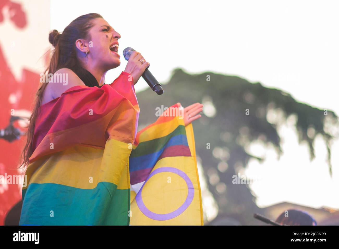 Madrid, Spagna. 08th luglio 2022. La cantante Lorena Jimenez, conosciuta come Niña Lunares, suona al LGTB Pride Mado Gay Pride Day 3 Speech 2022 di Madrid. Credit: SOPA Images Limited/Alamy Live News Foto Stock