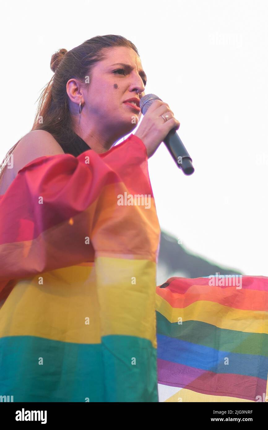 Madrid, Spagna. 08th luglio 2022. La cantante Lorena Jimenez, conosciuta come Niña Lunares, suona al LGTB Pride Mado Gay Pride Day 3 Speech 2022 di Madrid. Credit: SOPA Images Limited/Alamy Live News Foto Stock