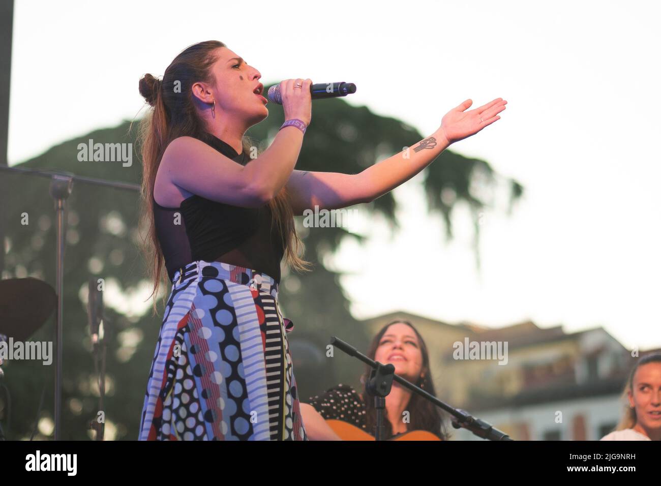 Madrid, Spagna. 08th luglio 2022. La cantante Lorena Jimenez, conosciuta come Niña Lunares, suona al LGTB Pride Mado Gay Pride Day 3 Speech 2022 di Madrid. Credit: SOPA Images Limited/Alamy Live News Foto Stock