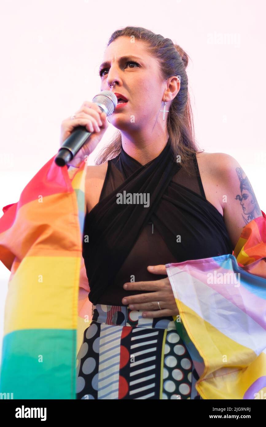 Madrid, Spagna. 08th luglio 2022. La cantante Lorena Jimenez, conosciuta come Niña Lunares, suona al LGTB Pride Mado Gay Pride Day 3 Speech 2022 di Madrid. Credit: SOPA Images Limited/Alamy Live News Foto Stock