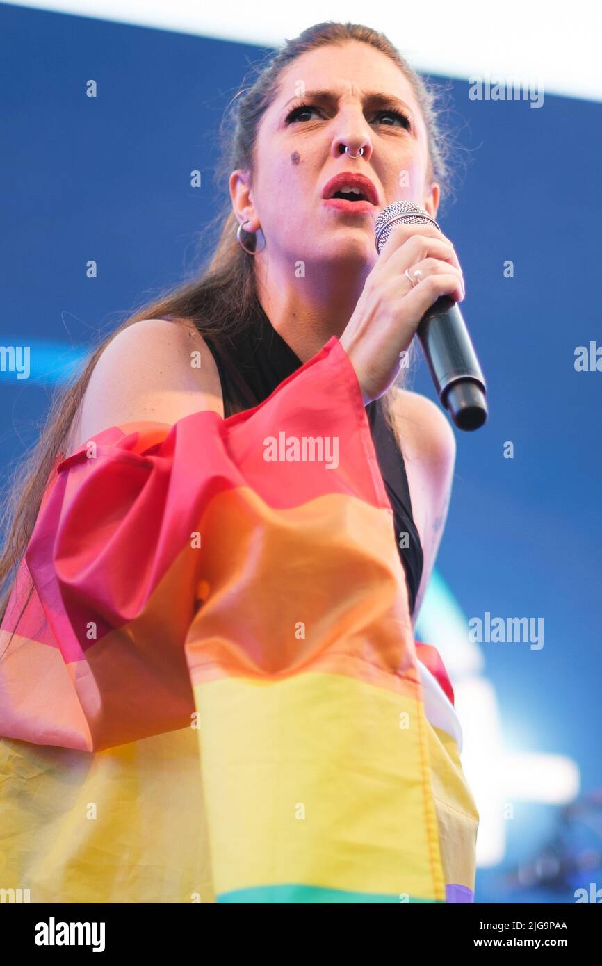 Madrid, Spagna. 08th luglio 2022. La cantante Lorena Jimenez, conosciuta come Niña Lunares, suona al LGTB Pride Mado Gay Pride Day 3 Speech 2022 di Madrid. (Foto di Agarcia/ SOPA images/Sipa USA) Credit: Sipa USA/Alamy Live News Foto Stock