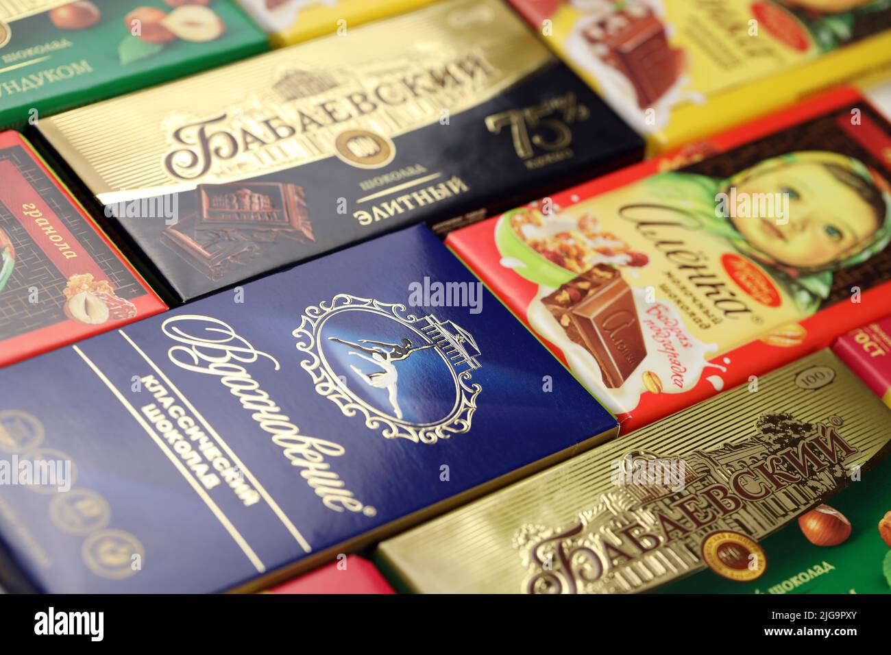 KHARKIV, UCRAINA - 27 GENNAIO 2021: Mazzo di famosi prodotti russi di cioccolato - Babayevskiy cioccolato, Vdokhnovenie e Alyonka. Vecchio russo tradizionale Foto Stock