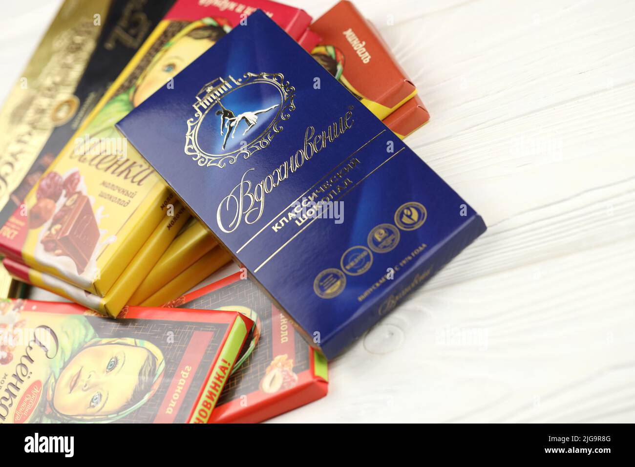 KHARKIV, UCRAINA - 27 GENNAIO 2021: Mazzo di famosi prodotti russi di cioccolato - Babayevskiy cioccolato, Vdokhnovenie e Alyonka. Vecchio russo tradizionale Foto Stock