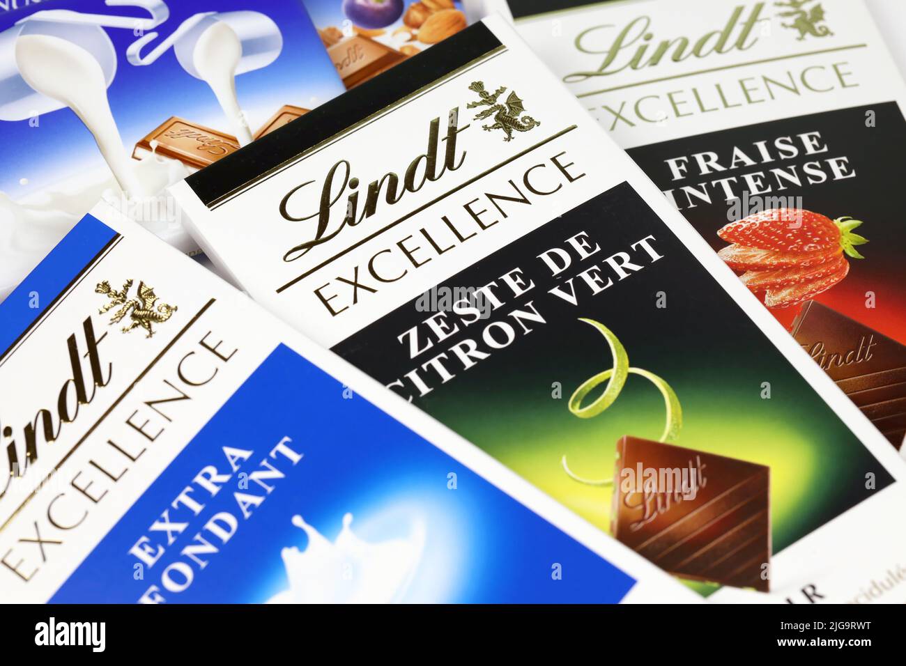 KHARKIV, UCRAINA - 18 DICEMBRE 2020: Lindt Chocolate bars su sfondo bianco. Lindt and Spruengli AG è un'azienda svizzera di cioccolato e pasticceria Foto Stock